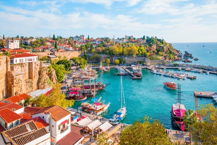 أنطاليا: عاصمة الريفيرا التركية المبهرة